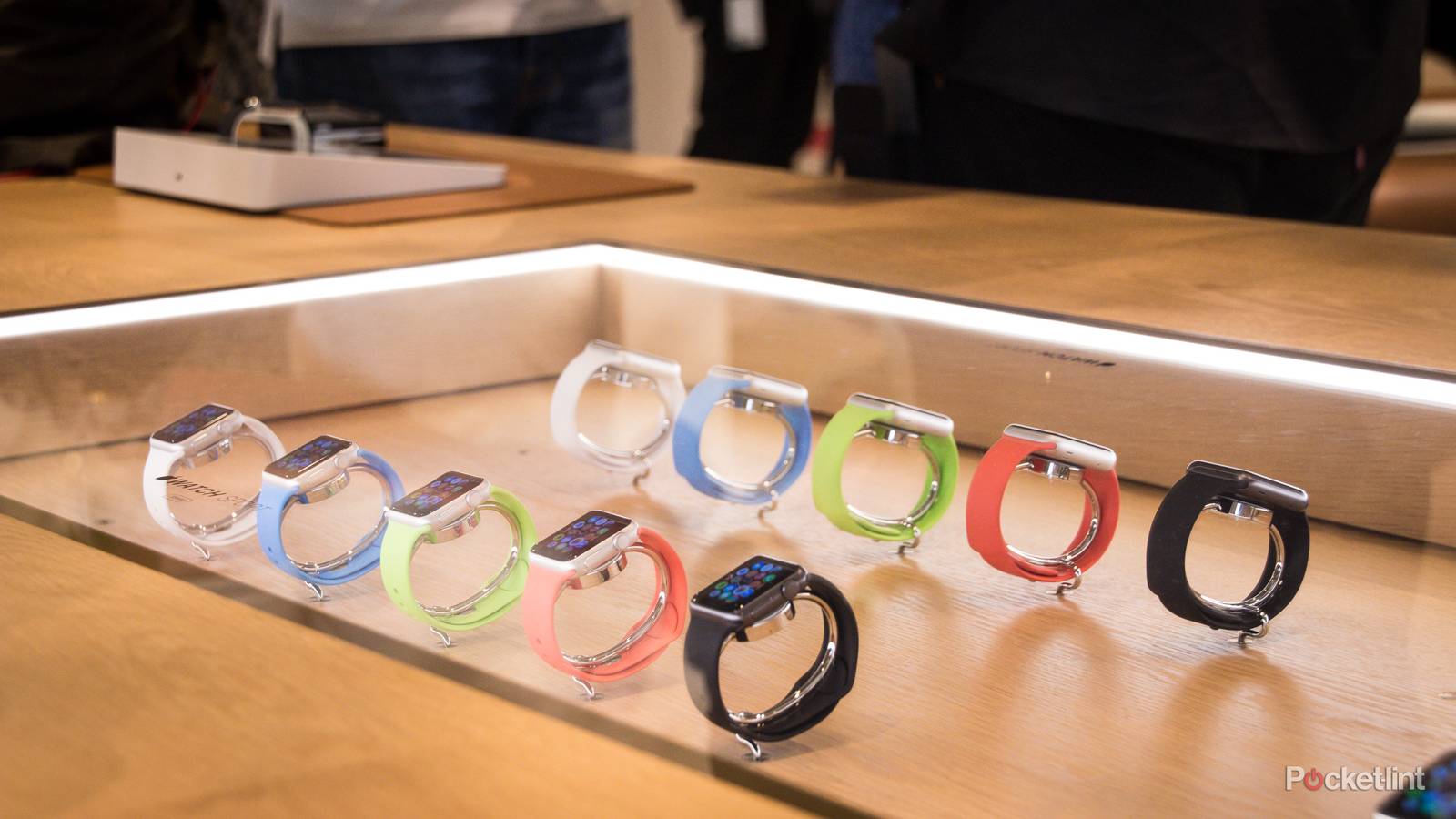Apple Watch sells 1m units on the first day of pre-order in the US, not ...