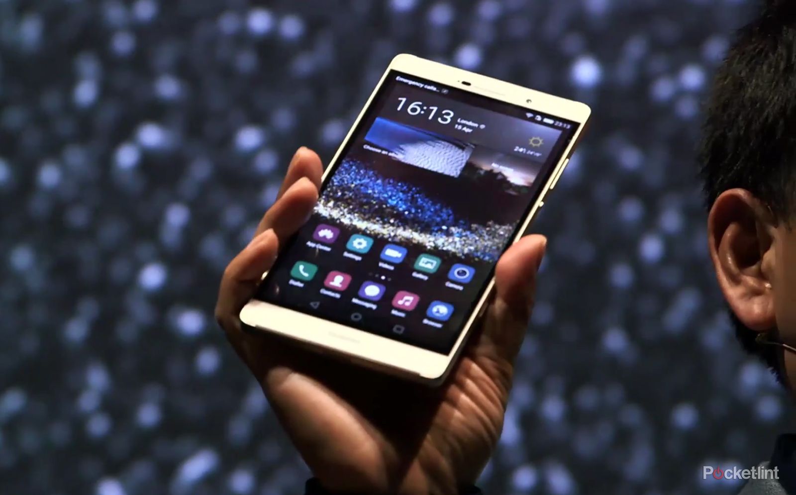 HUAWEI P8max　6.8インチ With a 6.8-inch screen, is the Huawei P8max a phone or a tablet?