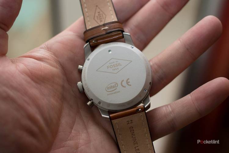 Fossil Q54 Pilot keeps analogue beauty with LED and vibration notifications Fossil Q54 Pilot keeps analogue beauty with LED and vibration notifications