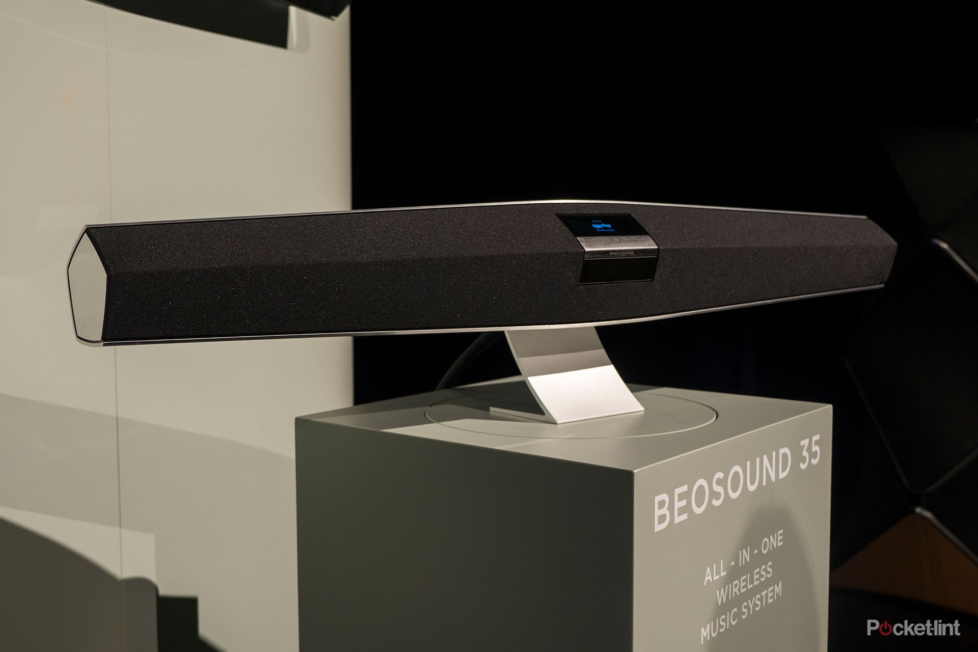 136431-speakers-review-hands-