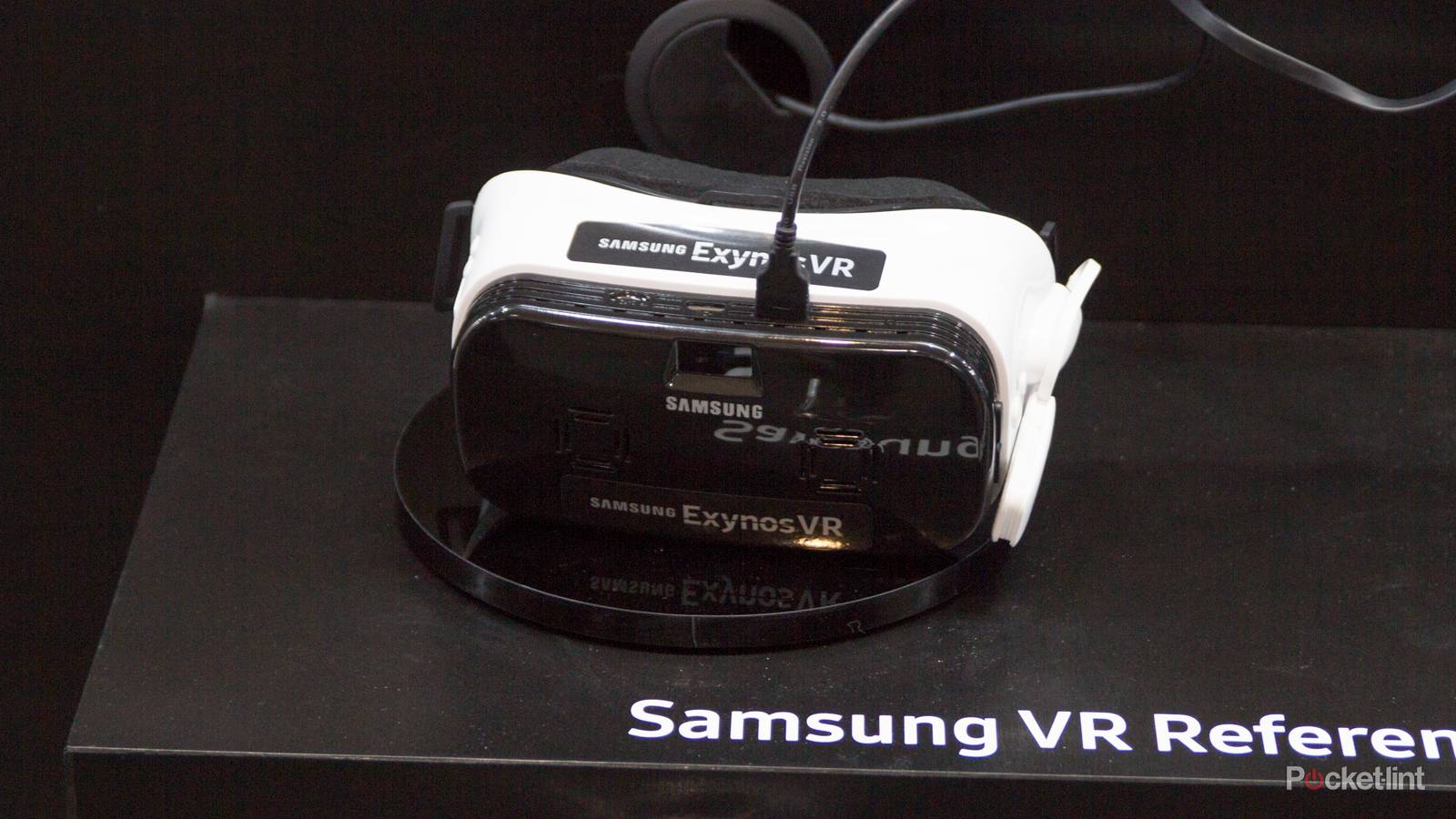 Samsung eyeing up next-gen Gear VR headset with high-resolution OLED screen