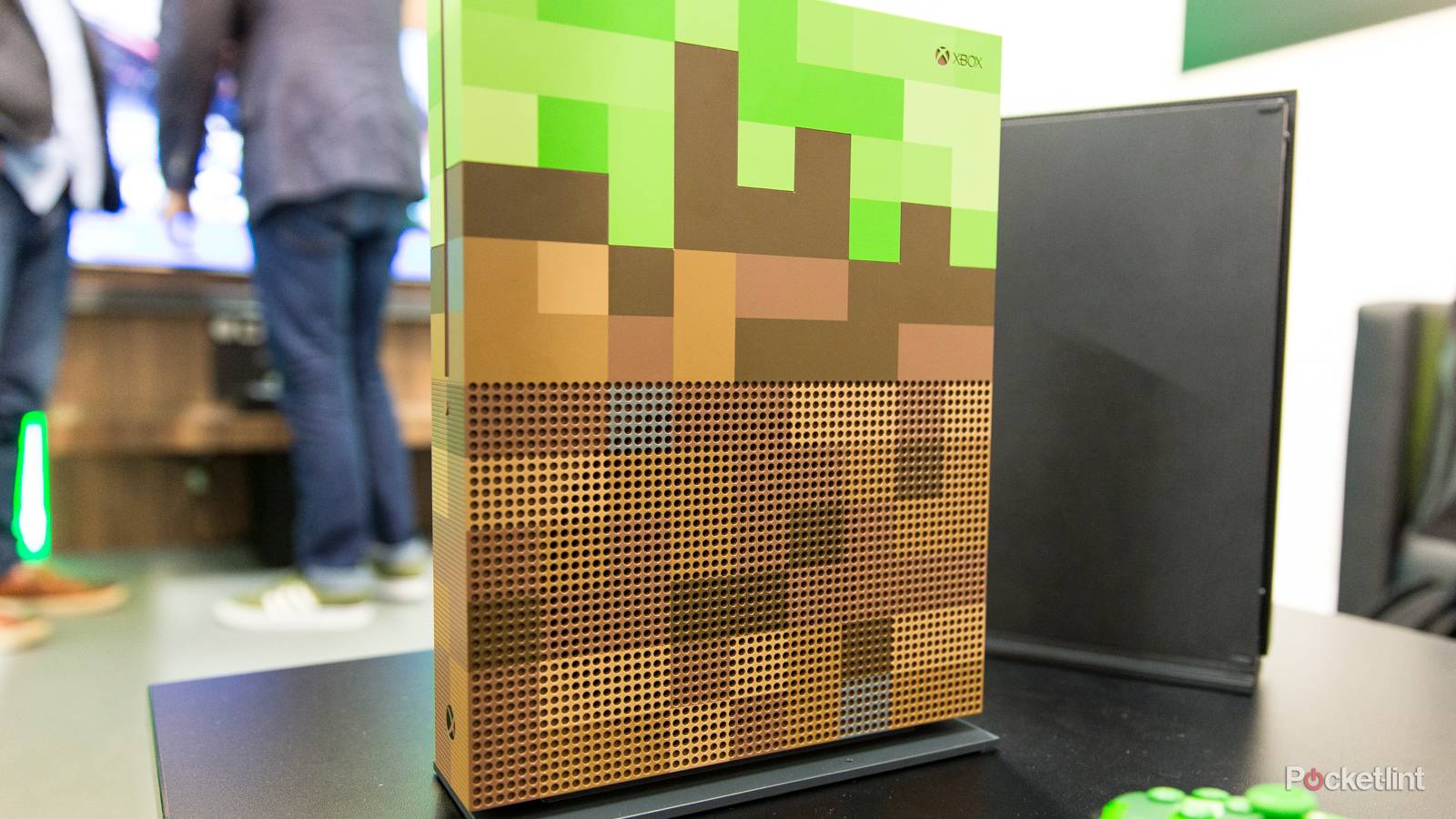 Xbox One S Minecraft Limited Edition Bundle preview: Jeepers Creepers