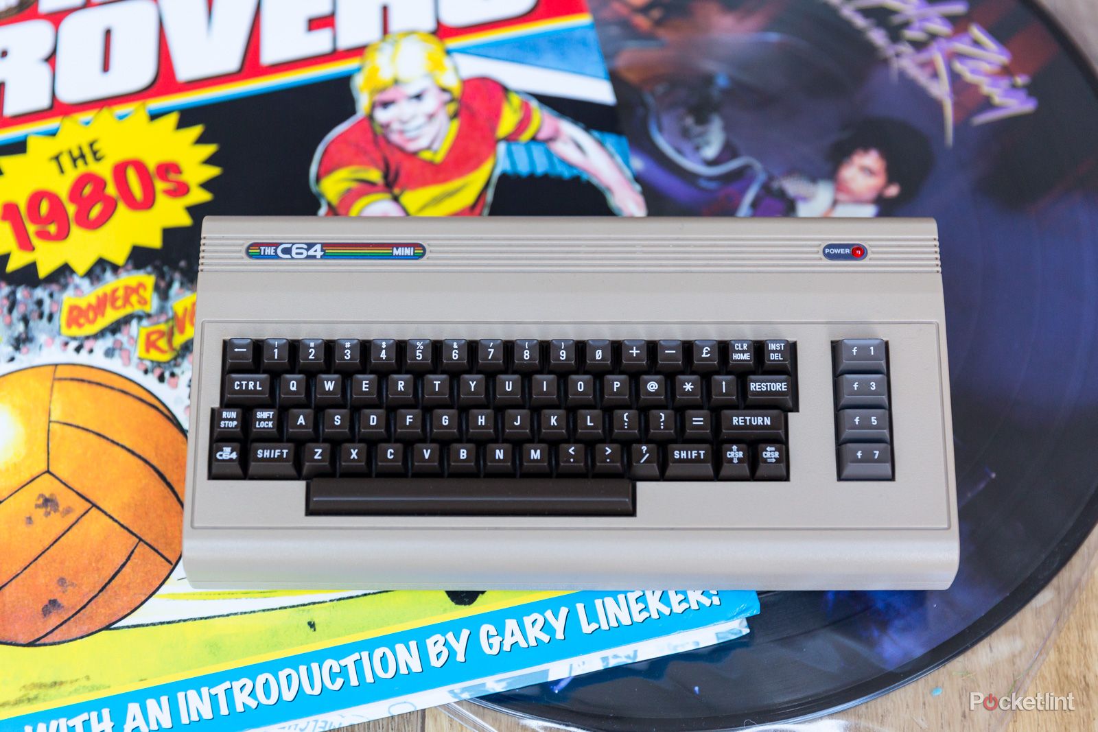 コモドール64 縮小復刻機 THE C64 MINI コモドール64が手の平サイズのゲーム機として復刻、「THE C64 Mini」が