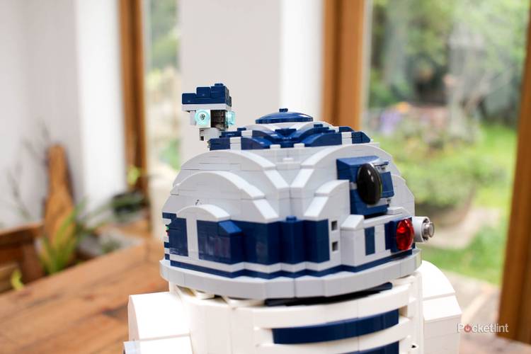 Lego R2 D2 Programable Lego's epic R2-D2 set built