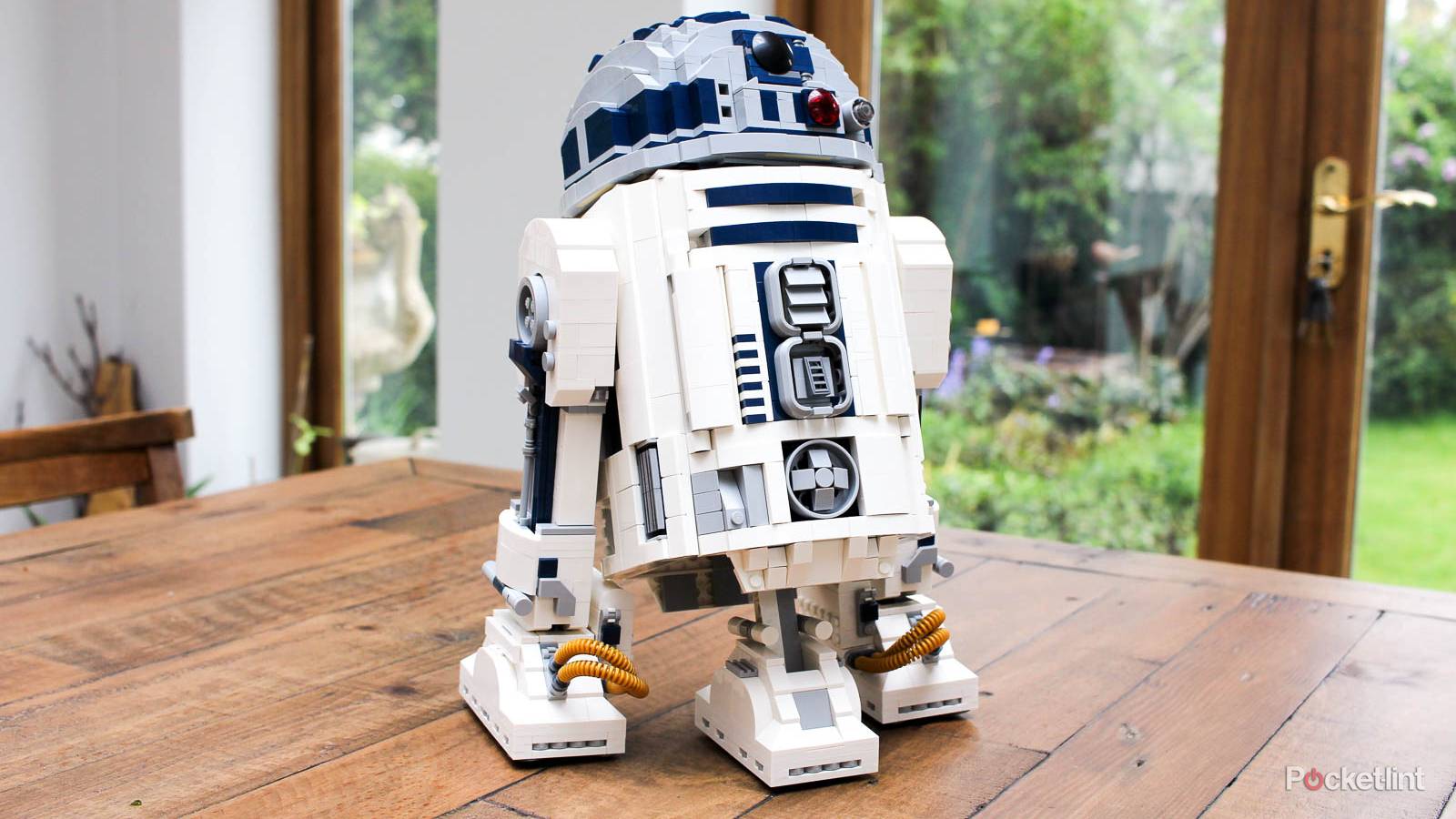 Lego R2 D2 Armable Lego's epic R2-D2 set built