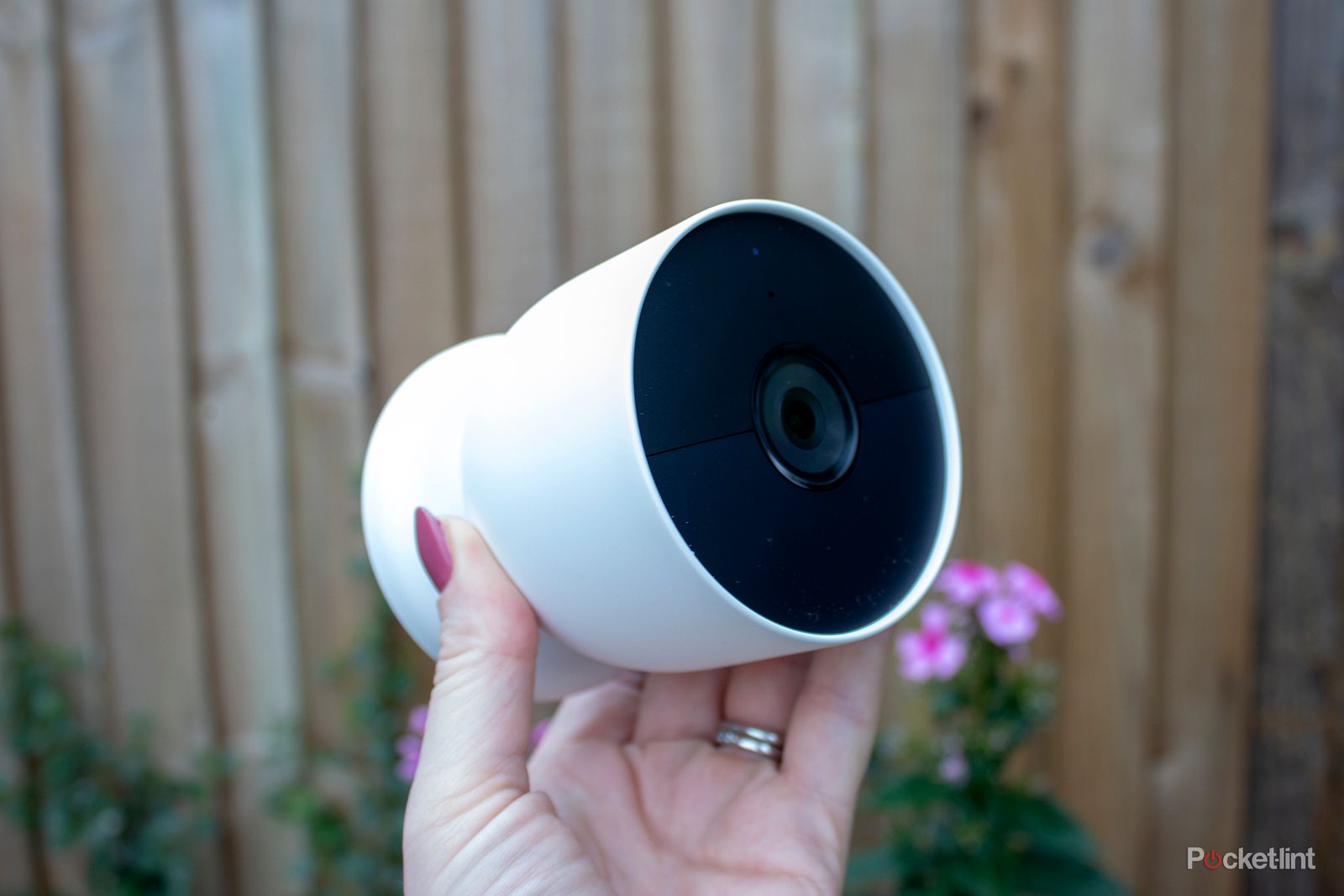 Google Nest Cam バッテリー式 1080p HD 完全ワイヤレスなGoogleのスマートカメラ「Google Nest Cam