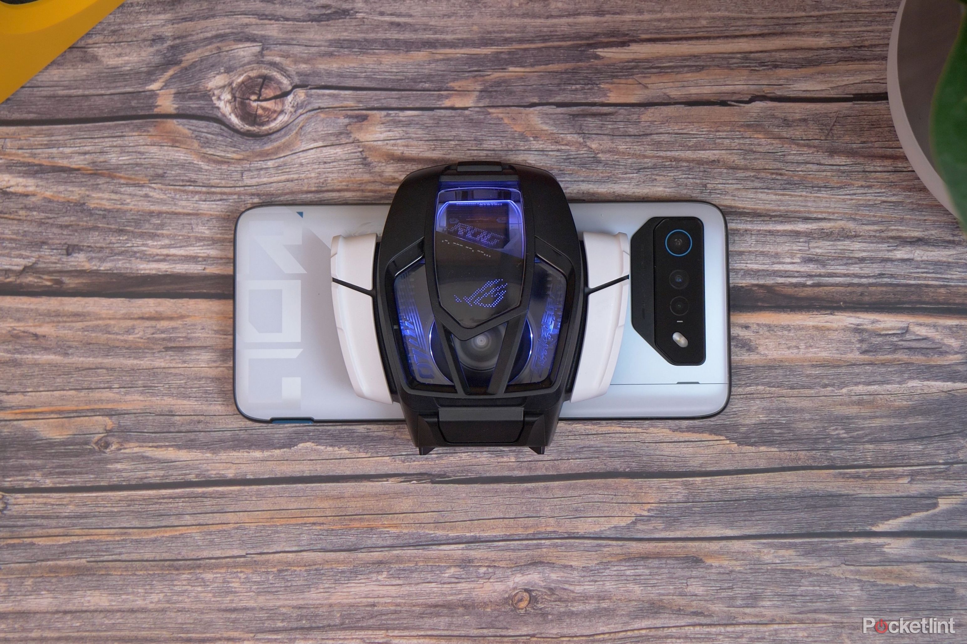 ROG Phone 7 ultimate 本体 + cooler Asus ROG Phone 7 Ultimate Review: A Hardware Juggernaut