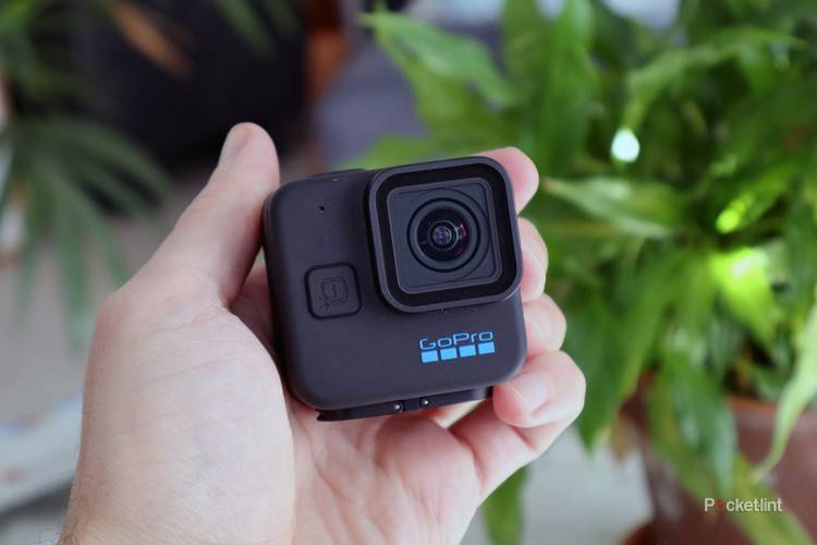 gopro hero 11 mini in hand