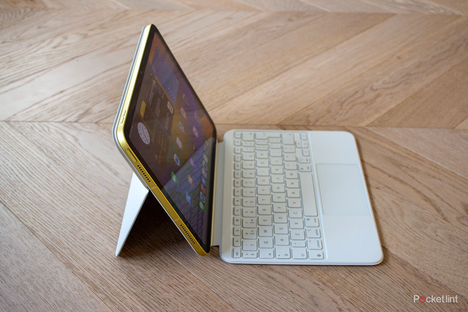 イエロー　10世代　iPad ➕Magic Keyboard ホワイト I've been using the Apple Magic Keyboard Folio and this is the