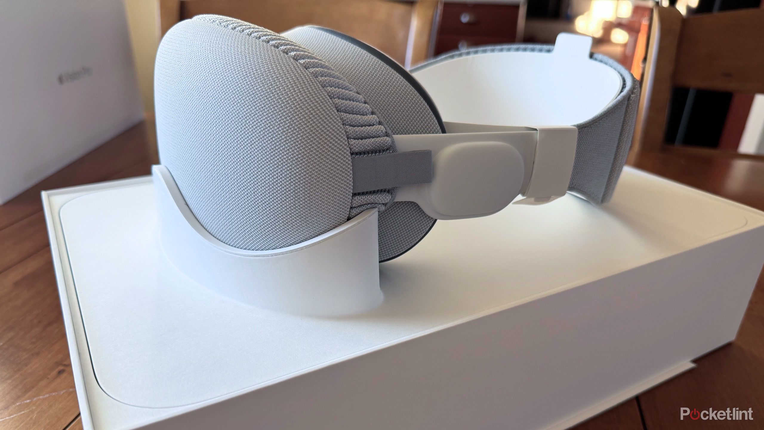 Does Apple Vision Pro work with glasses or contacts?