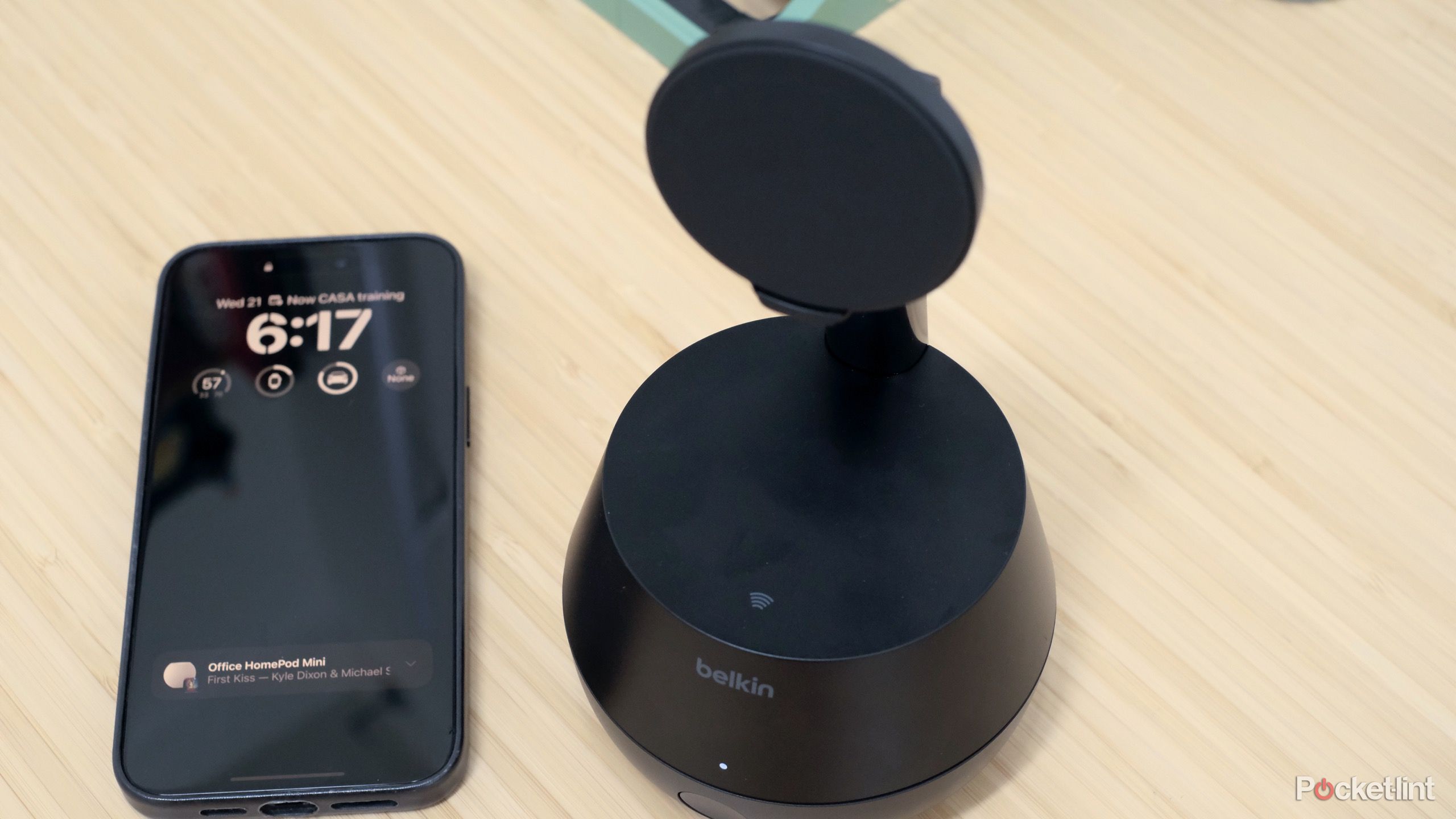 ベルキン Auto-Tracking Stand Pro Auto-Tracking Stand Pro with DockKit for iPhone | Belkin US