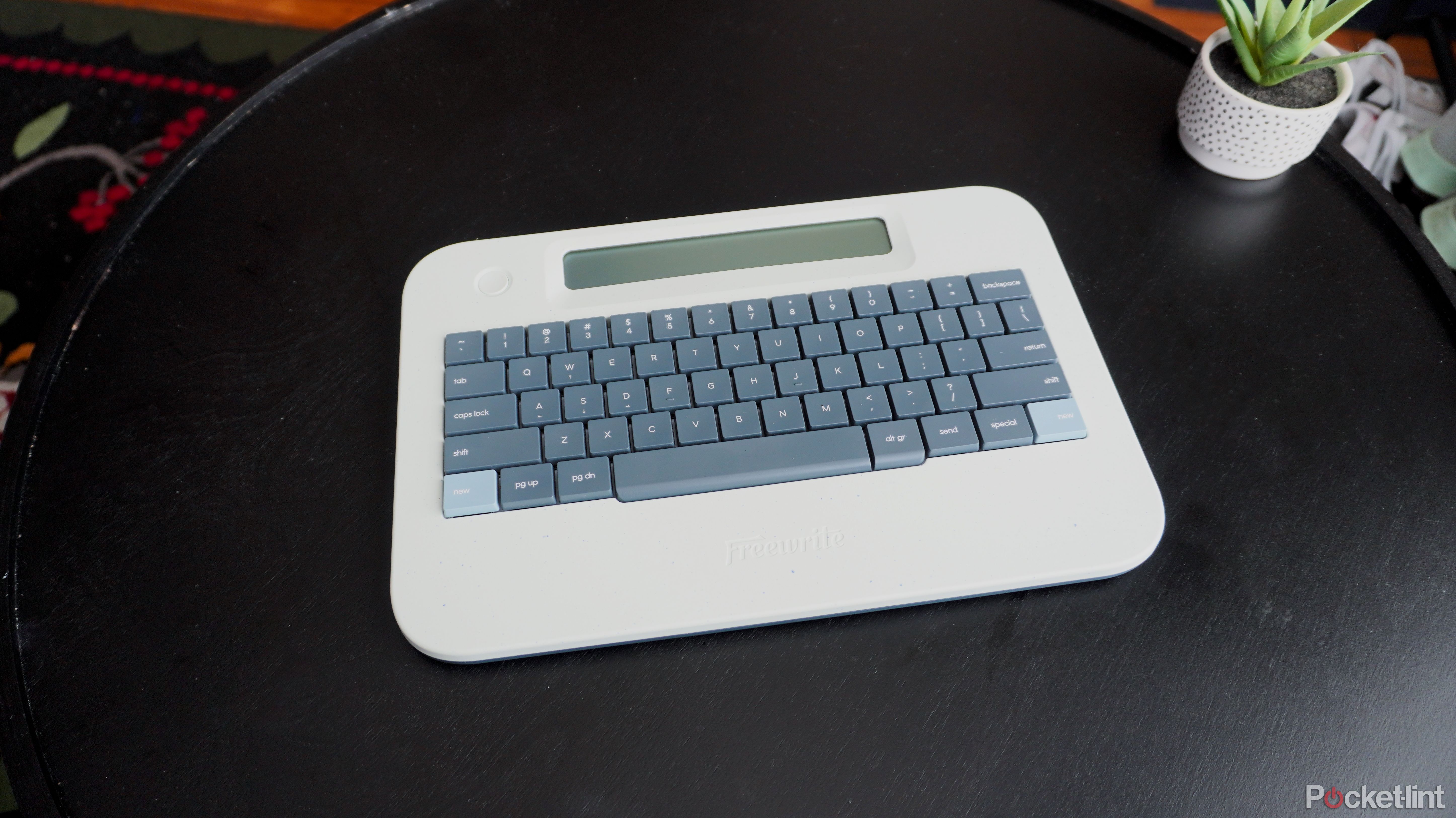 Freewrite Alphaホワイト Freewrite Alpha Review: For People Who Just Want to Get