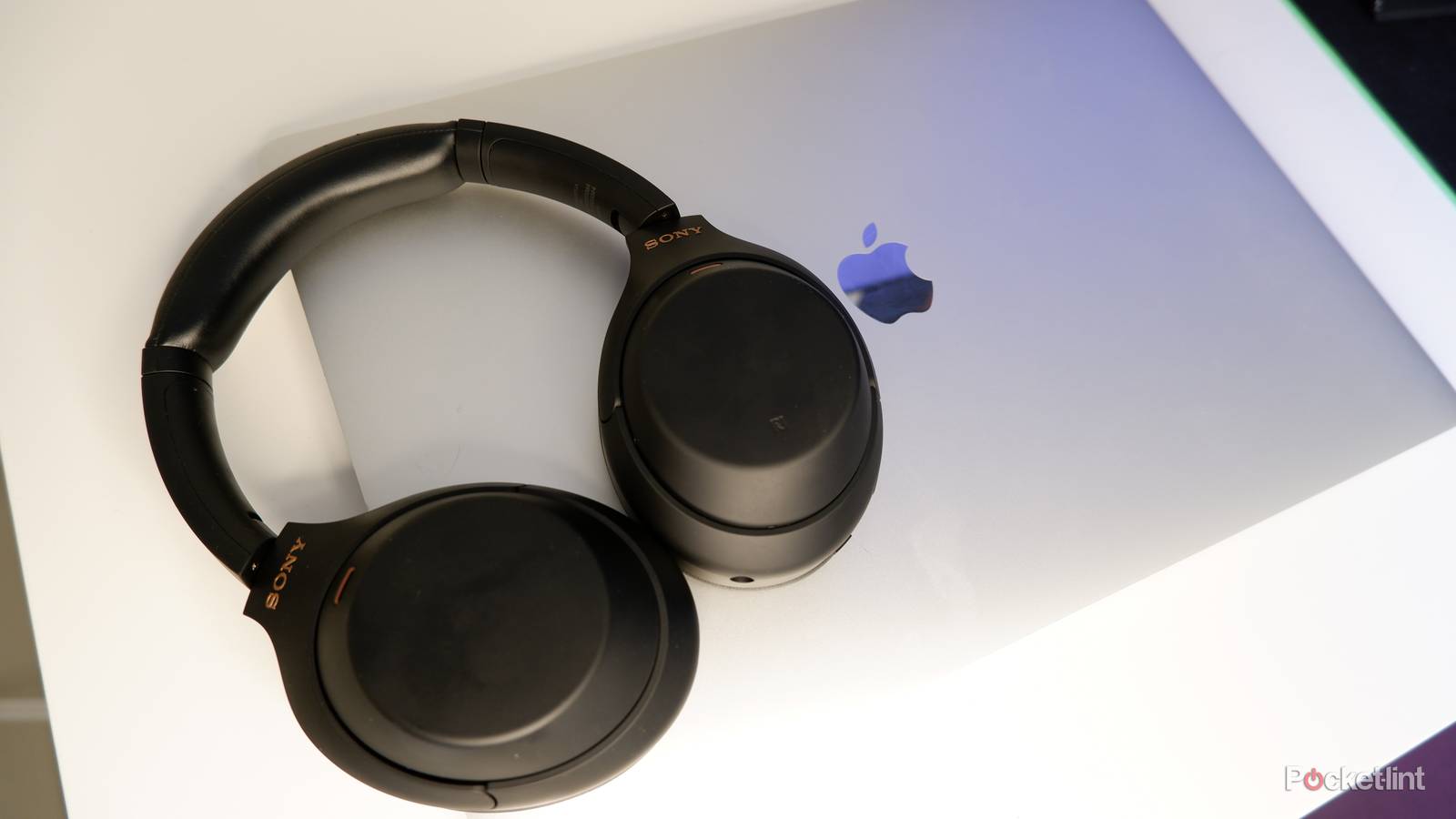 How to connect sony headphones to macbook using a wired connection