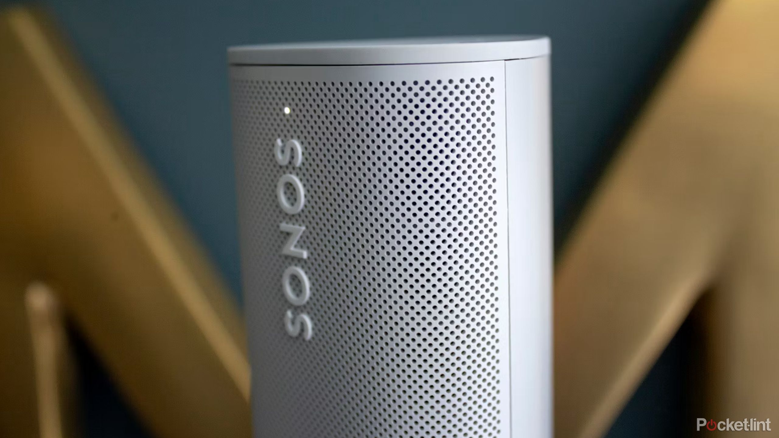 The status light on a white Sonos Roam.