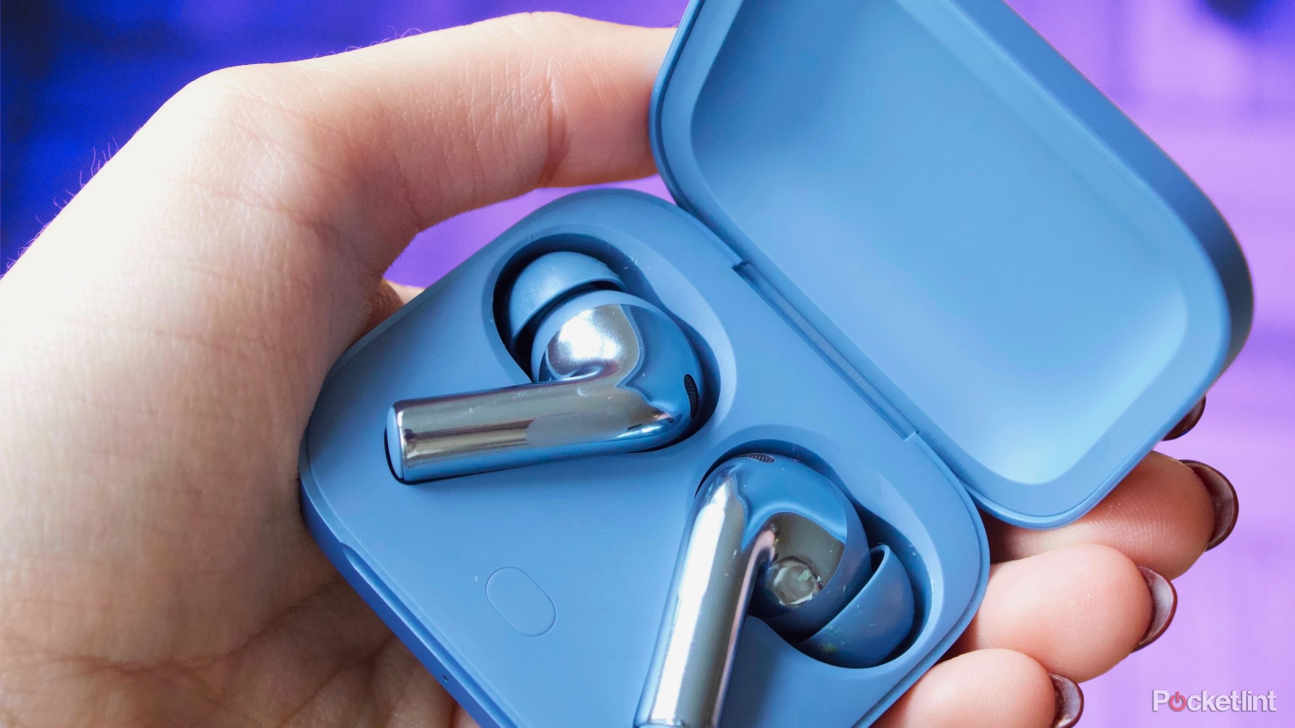 OnePlus Buds 3 in hand 