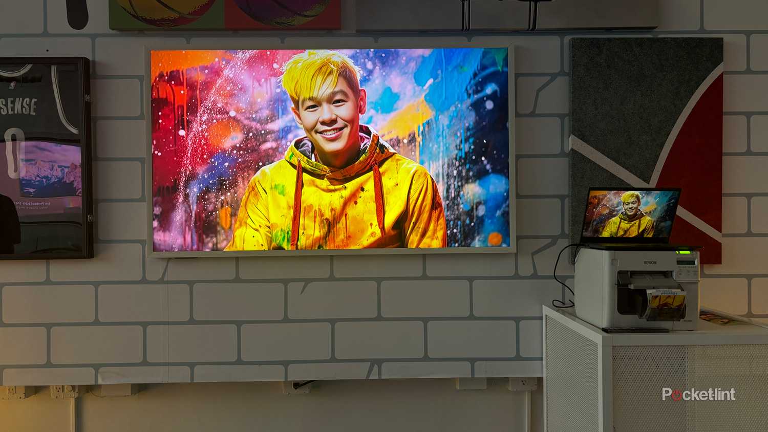 Hisense CanvasTV با شخصی که یک هودی زرد روی آن پوشیده است. 