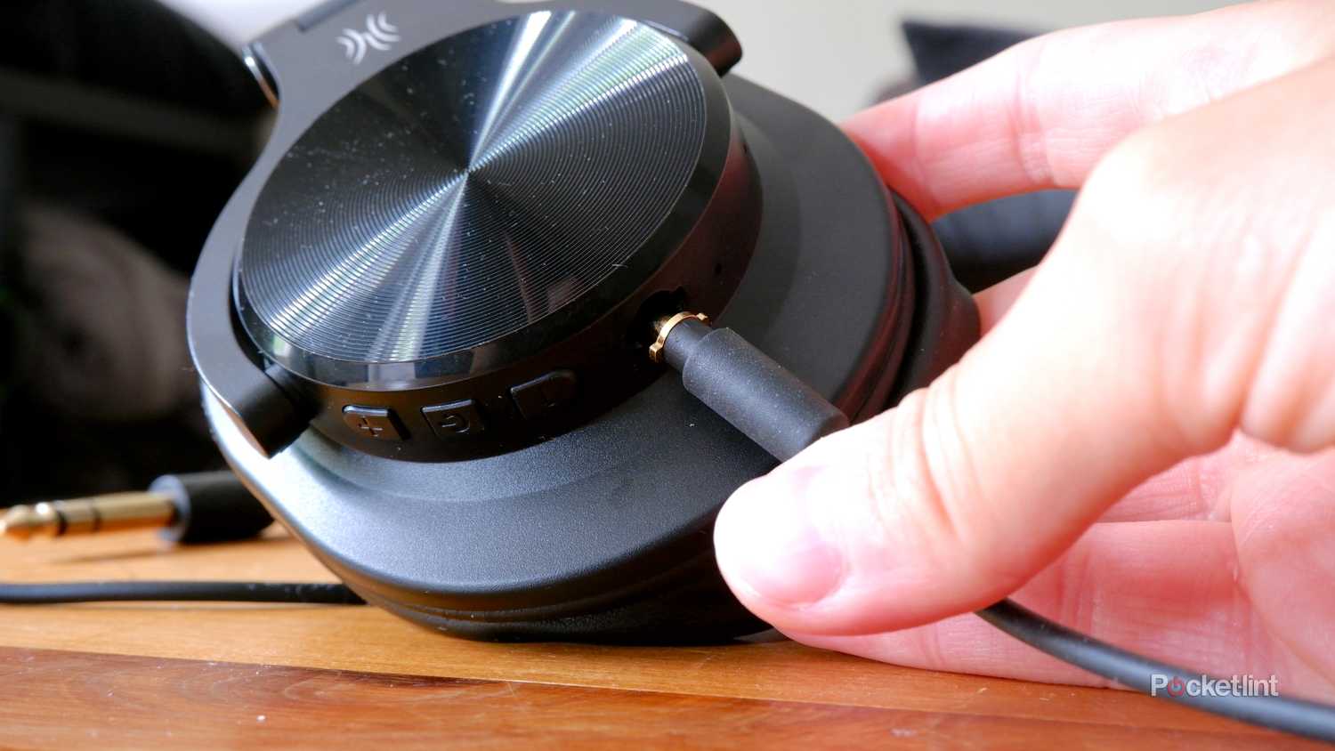 A 3.5mm cable being plugged into the OneOdio A70.