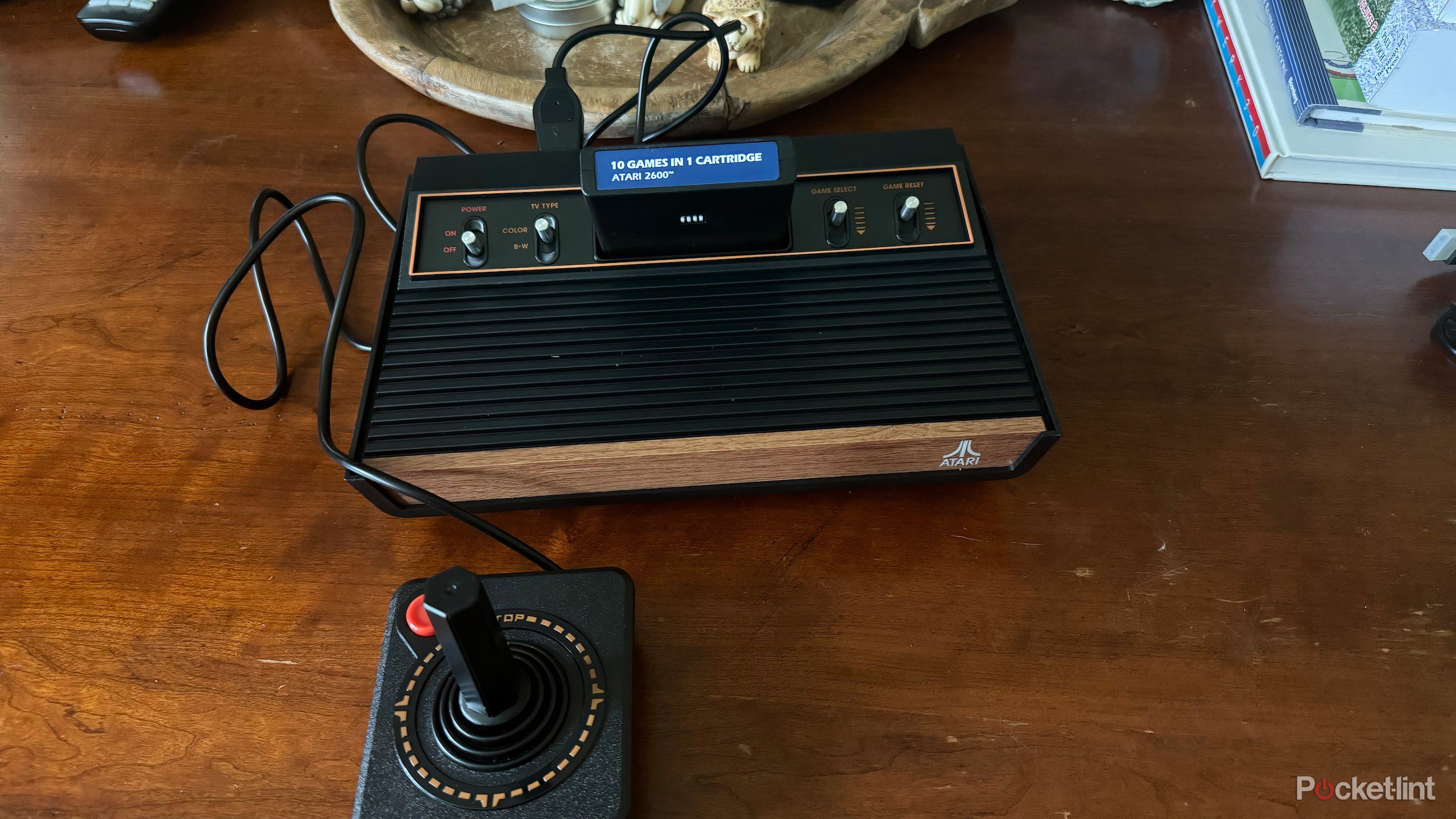 Console Atari 2600 Noire Avec Manettes, Câbles Et Jeu Q*bert - PAL