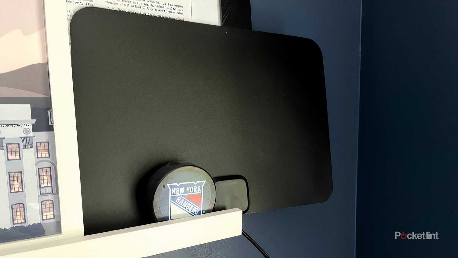Gesobyte digital tv antenna on a picture ledge. 