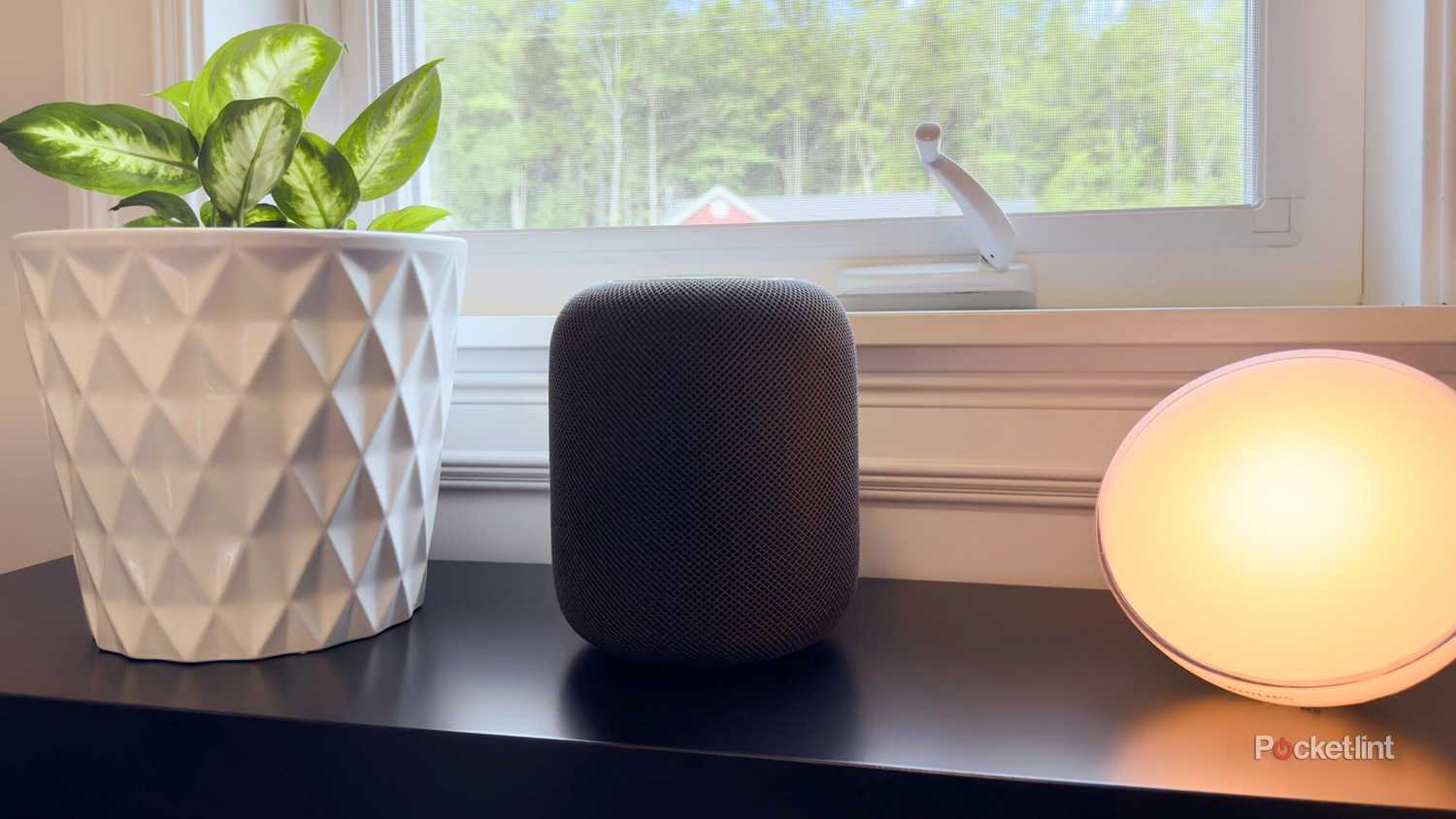 Другий HomePod від Apple на полиці.