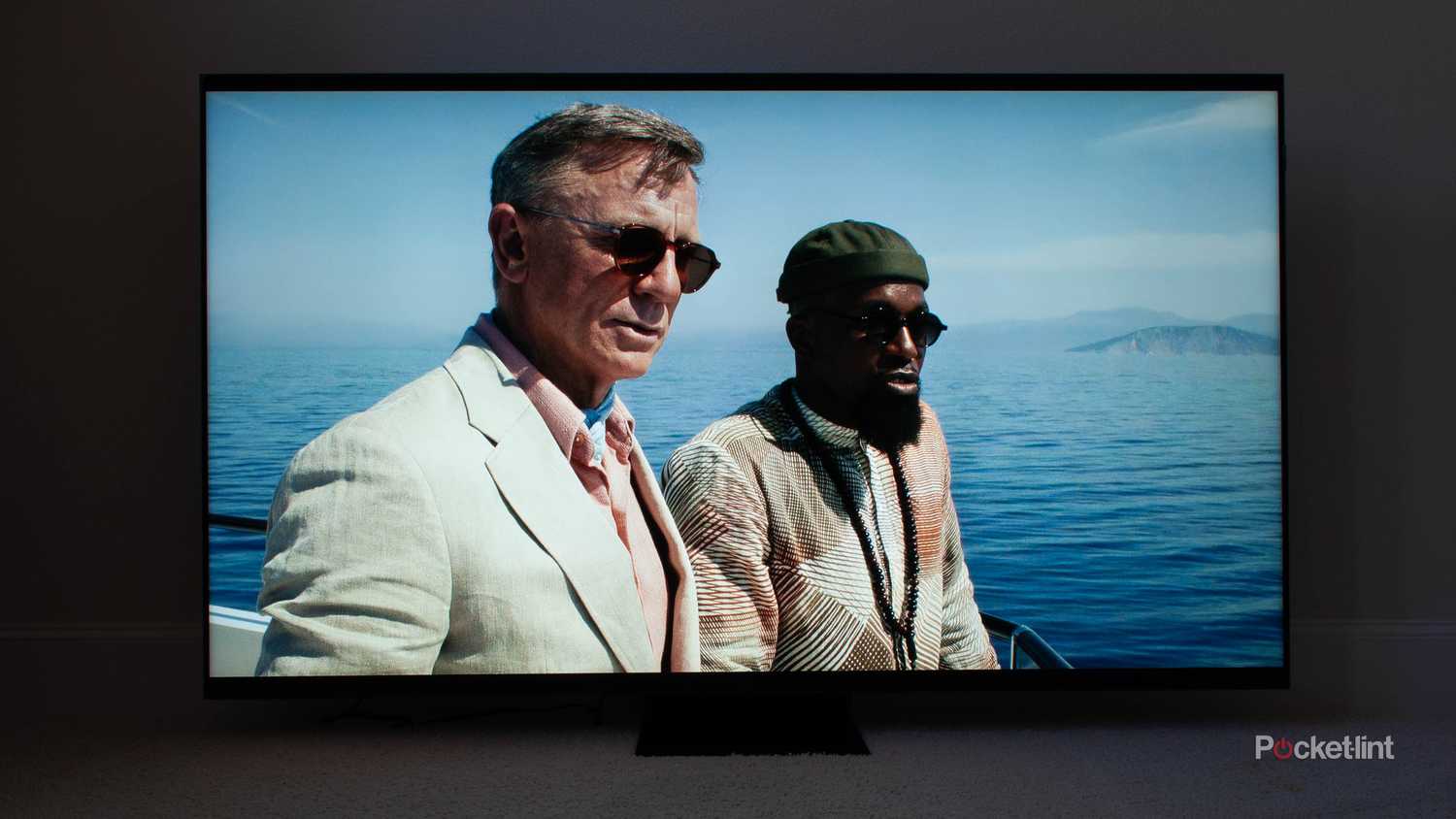 تلویزیون QM851 TCL در یک اتاق تاریک.