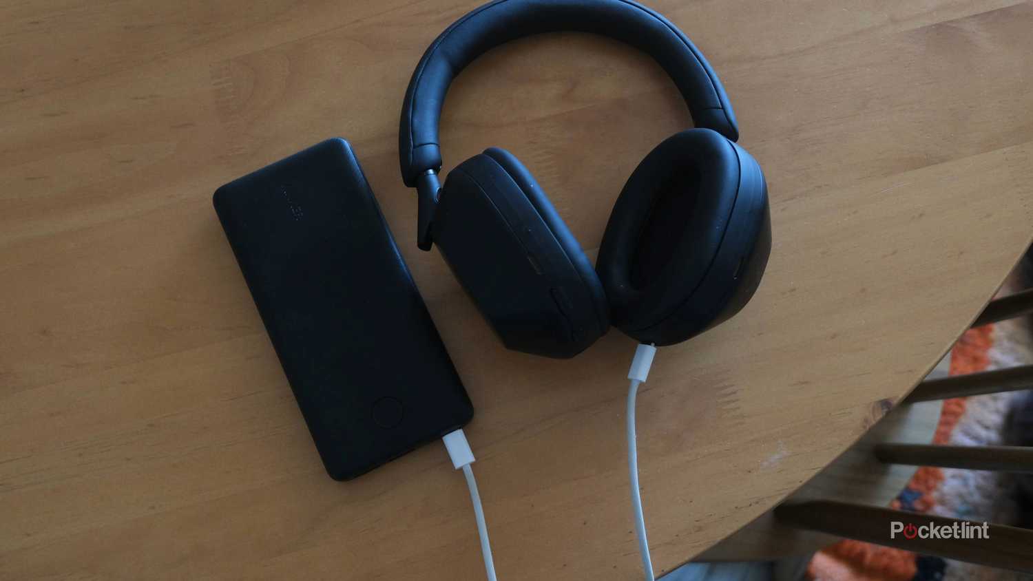 anker-325-headphone-charge