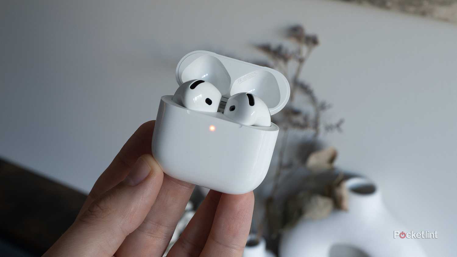 표시등이 켜진 AirPods 4