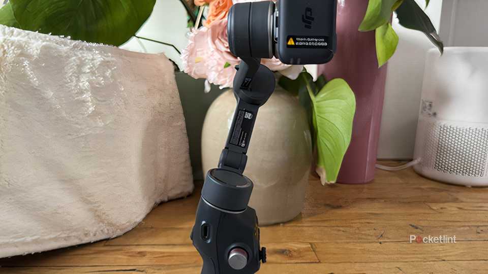 The DJI Osmo 7P gimbal from the side in front of flowers. 