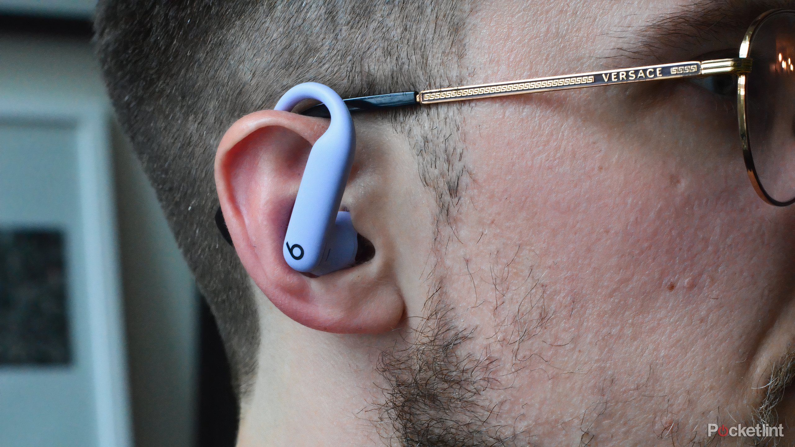 Powerbeats Pro 2 in purple in ear. 