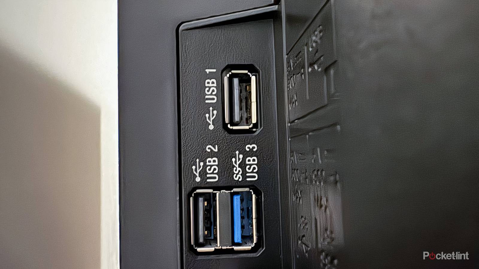 Black vs blue: why are my USB ports colored on the inside?