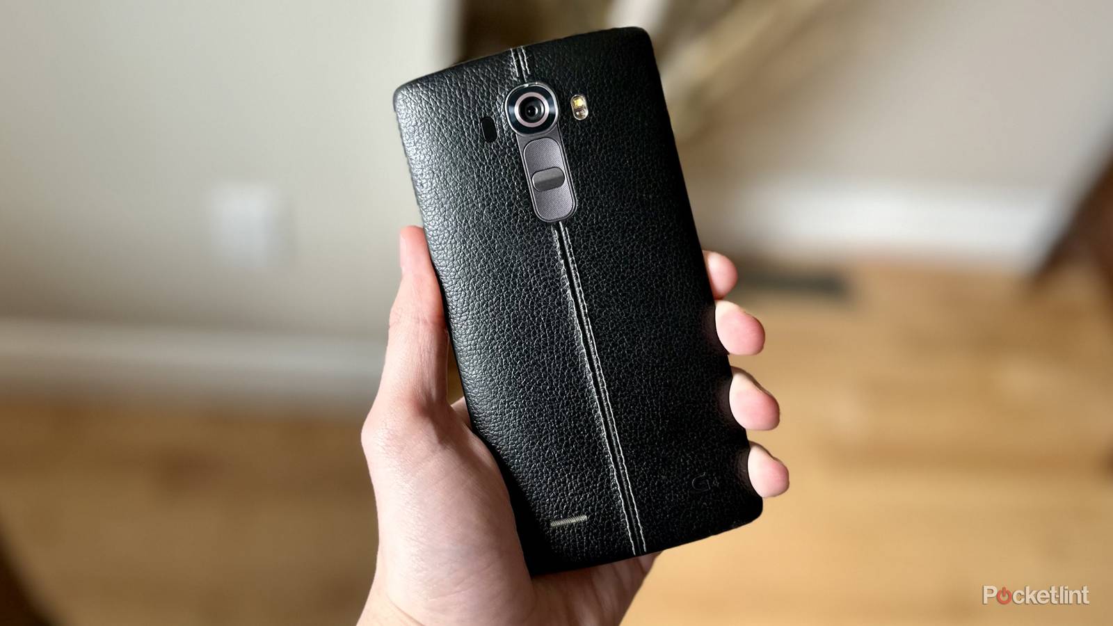 LG G4 in hand.