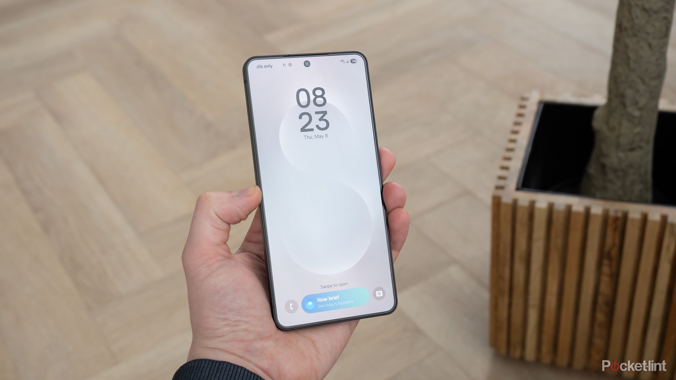 The Galaxy S25 Edge's front screen