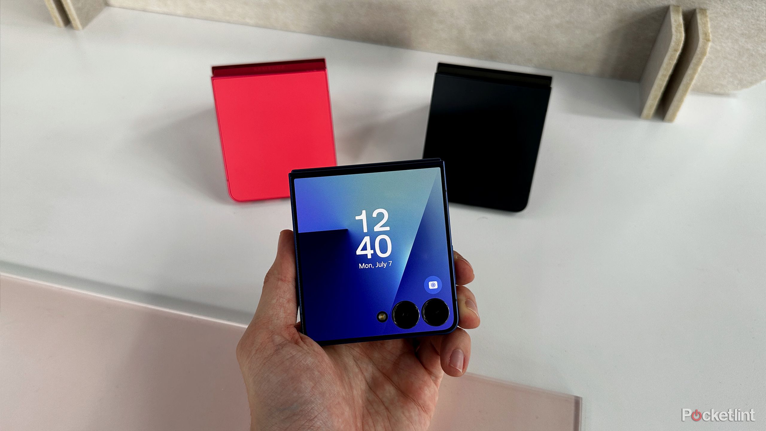 The Galaxy Z Flip 7 cover screen.