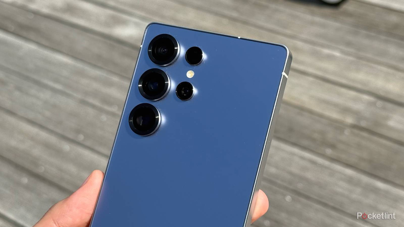 galaxy-s25-ultra-in-hand-2