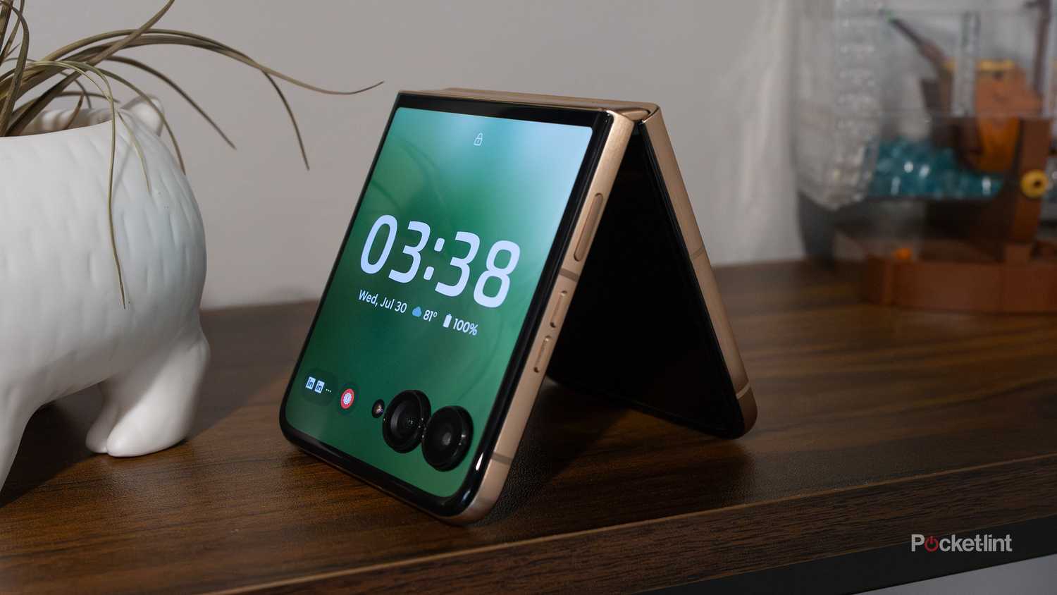 Moto Razr Ultra (2025) در قفسه.