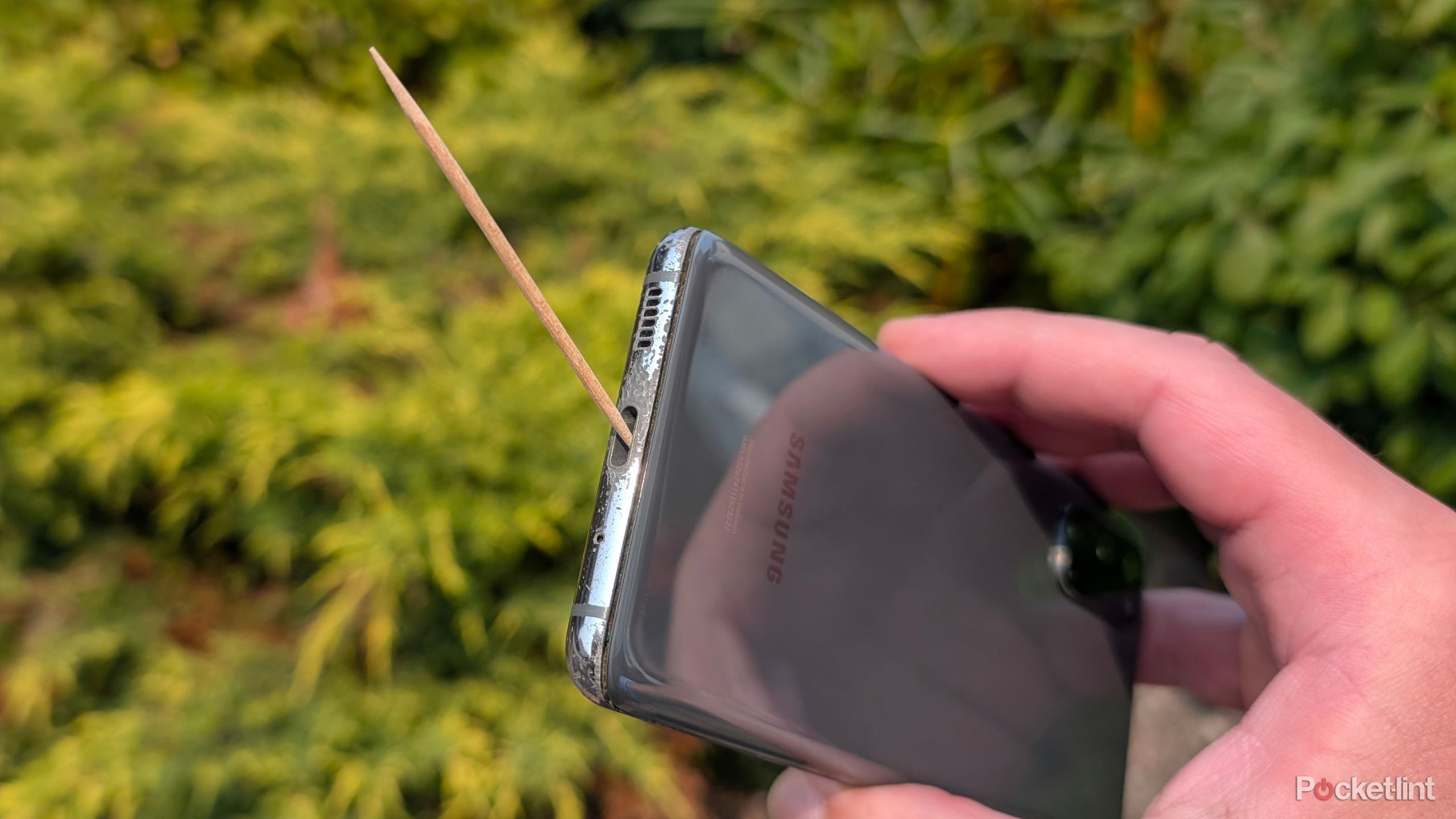 Samsung Galaxy S20 USB-C toothpick