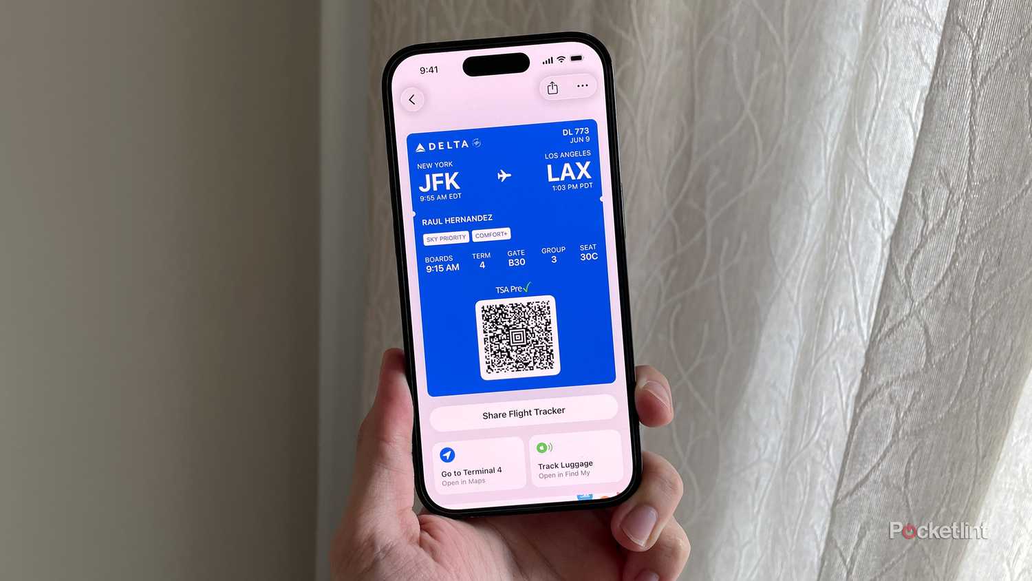 Apple Wallet iOS 26 boarding pass.