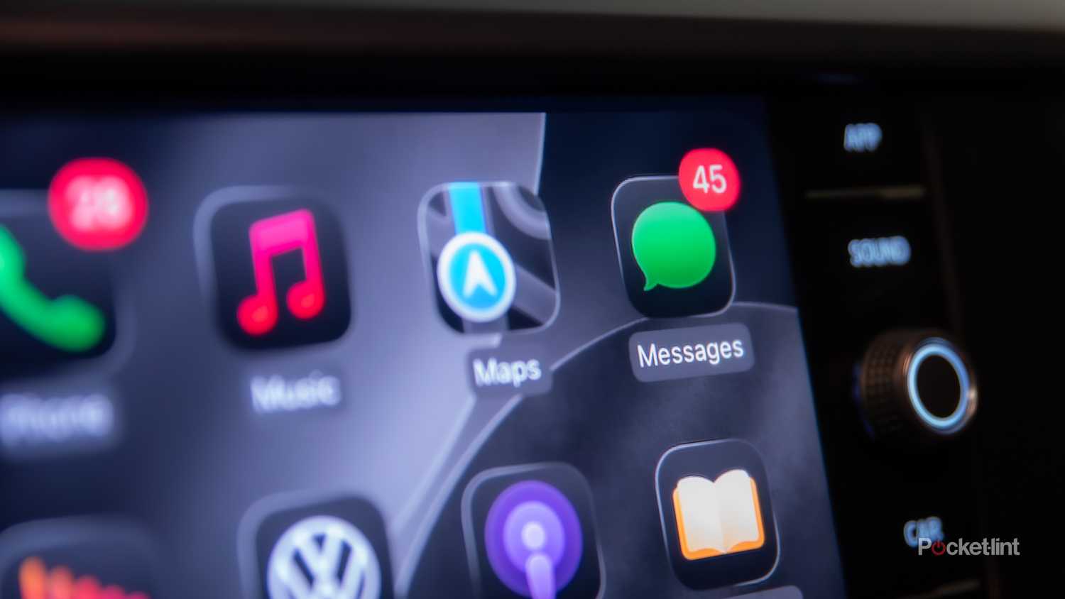 A still photo of Apple CarPlay iOS 26 and its messages app.