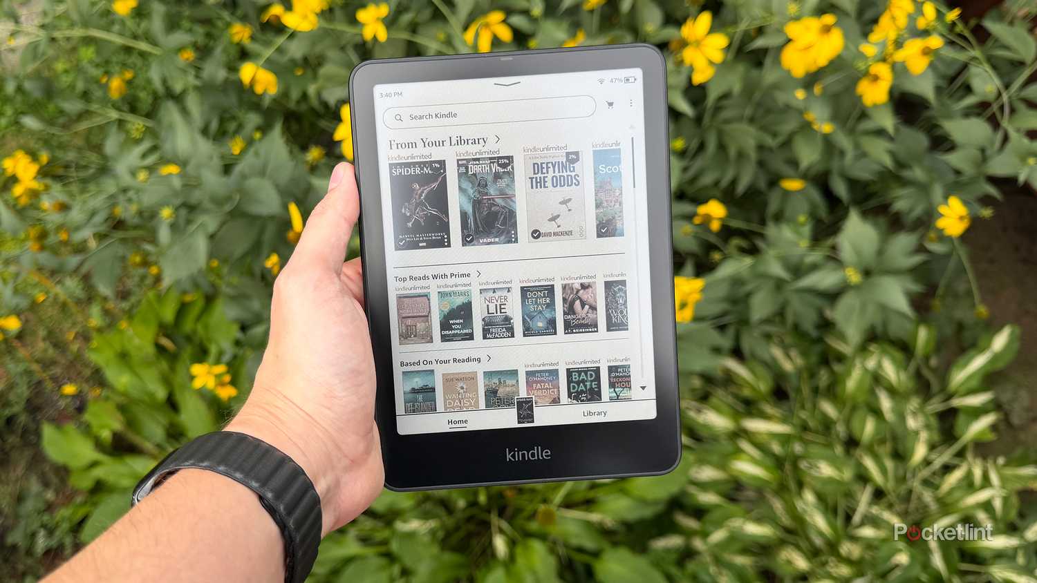Kindle Colorsoft in front of flowers.