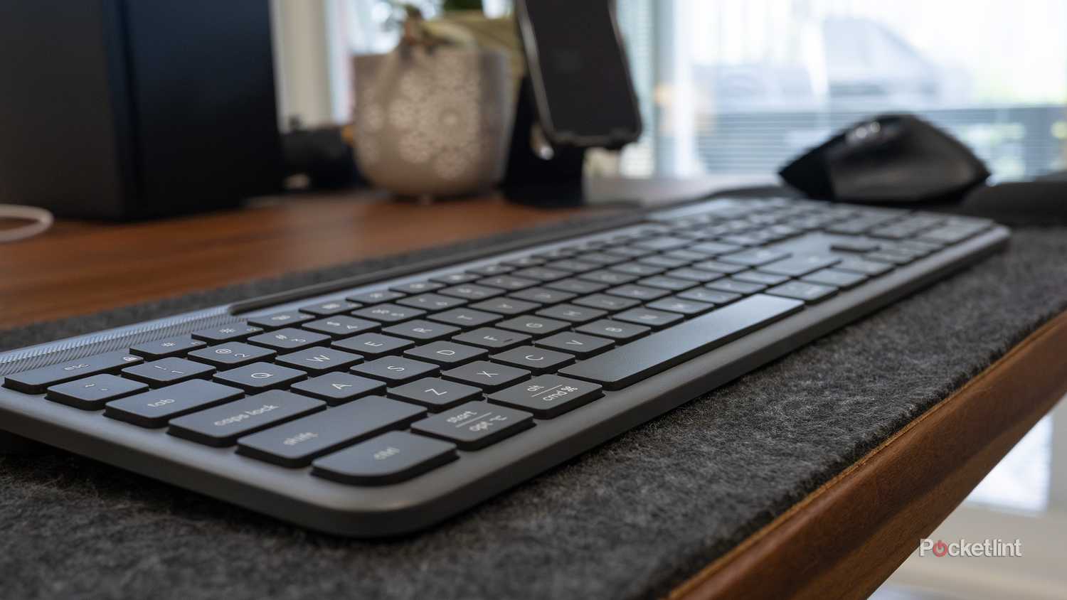 The Signature Slim Solar Plus K980's side view