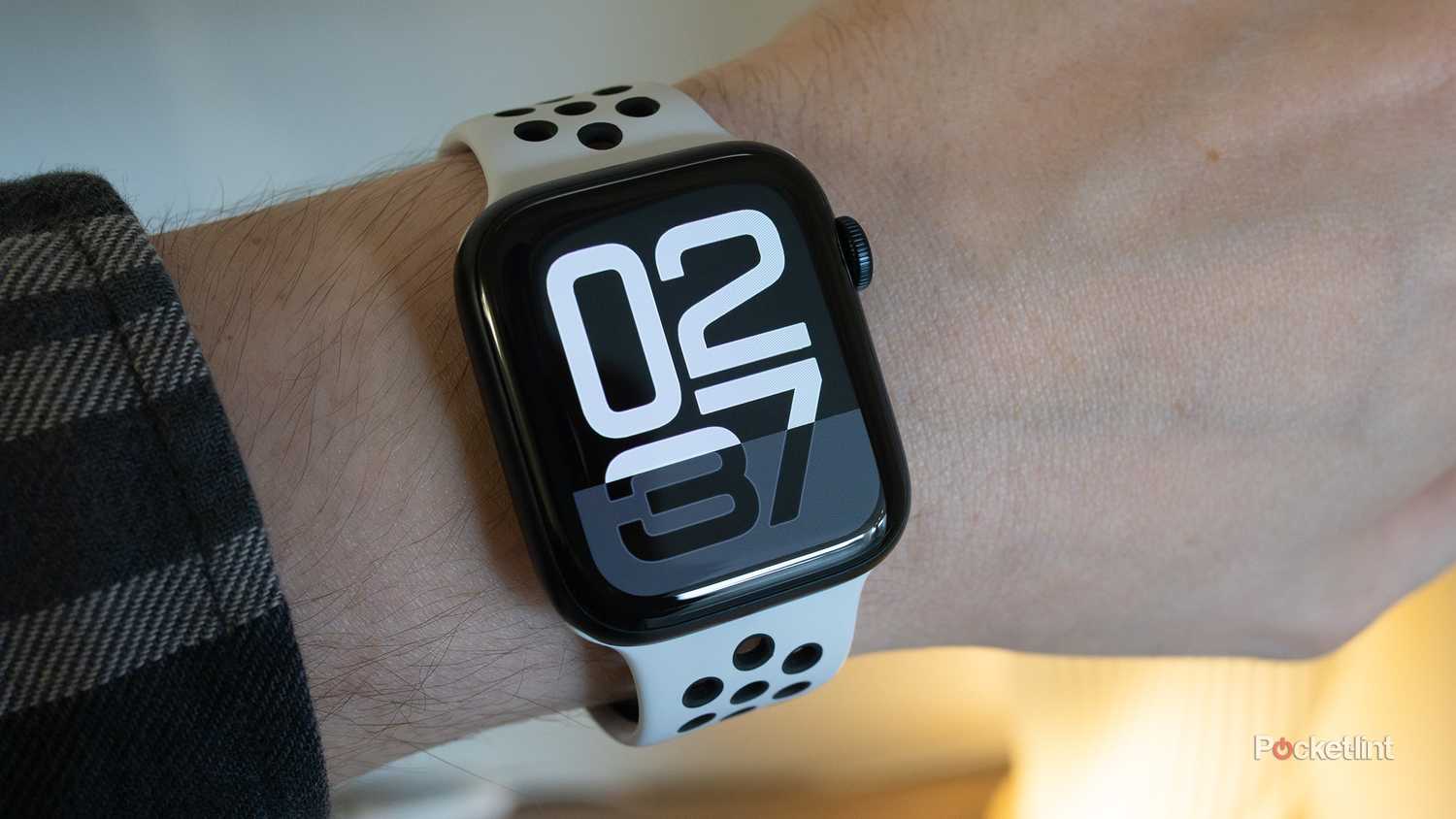 The Apple Watch SE 3 with the Nike band attached to it 