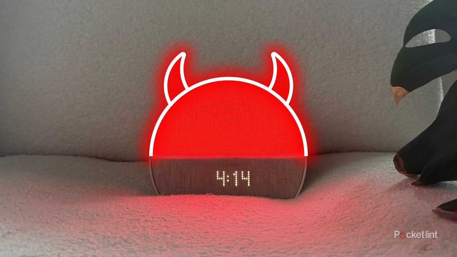 Un reloj Hatch con cuernos de diablo. 