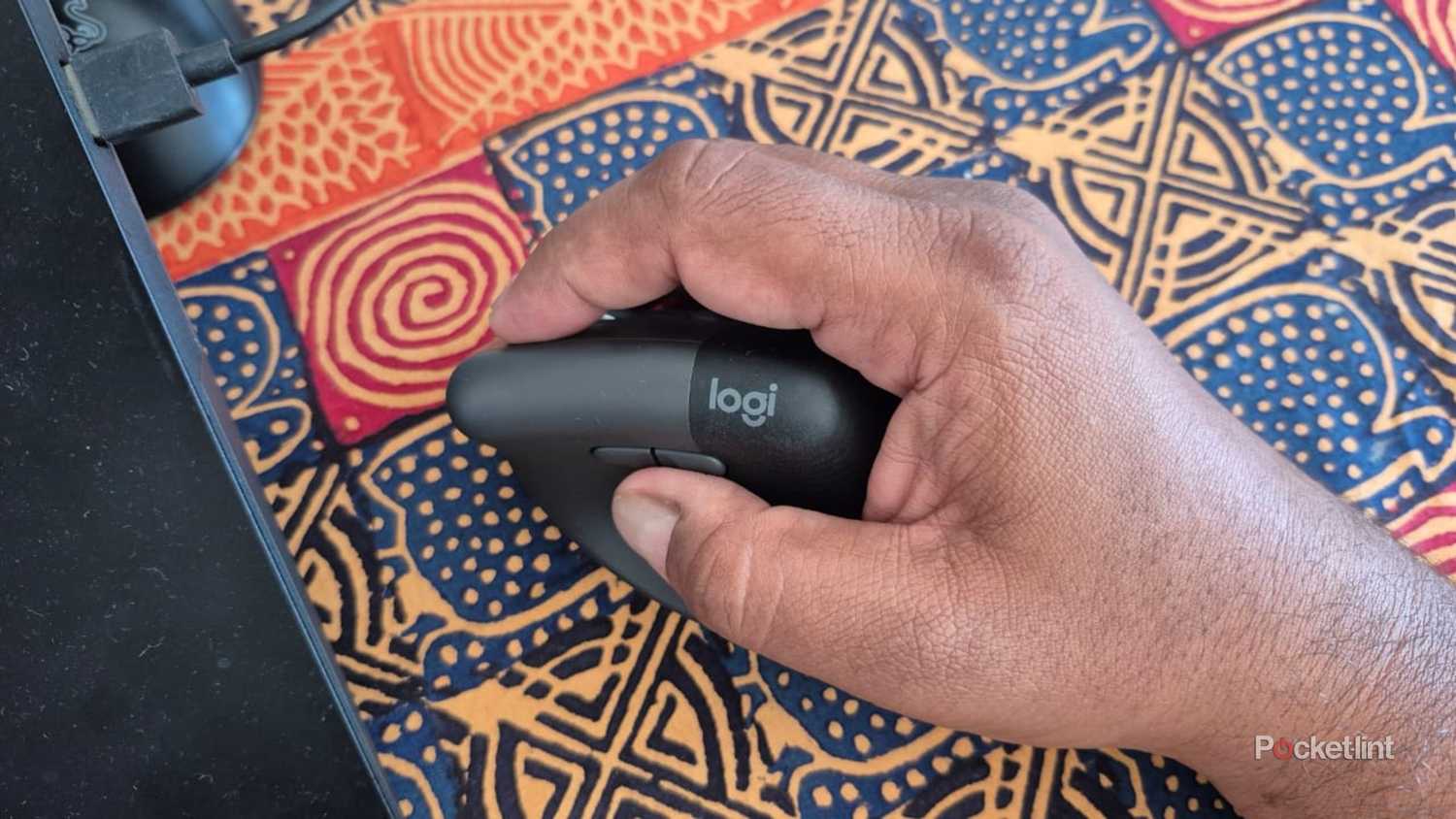 Logitech Lift Vertical 마우스 클로 그립 상단 보기