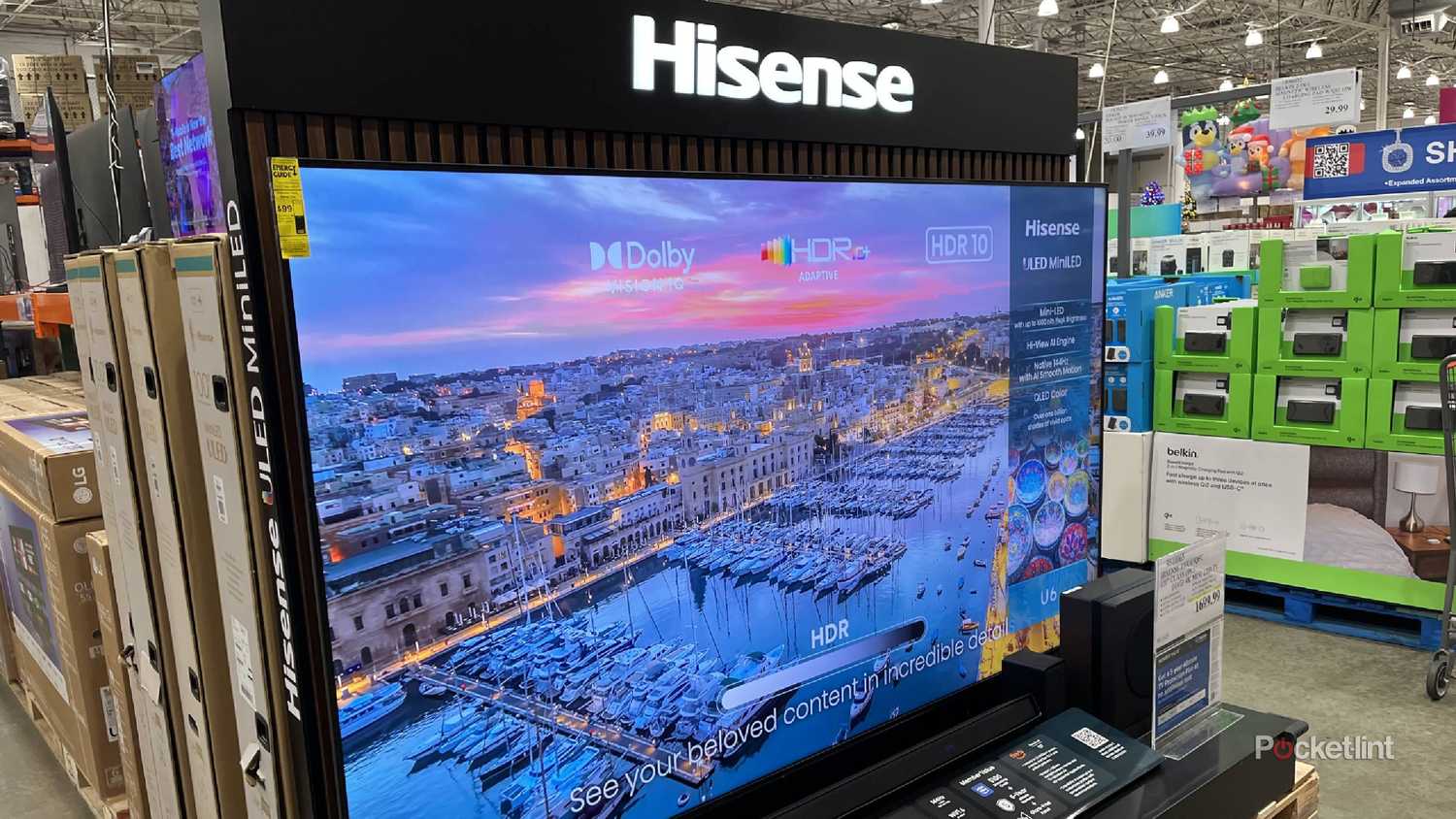 하이센스 QLED TV가 전시되어 있다