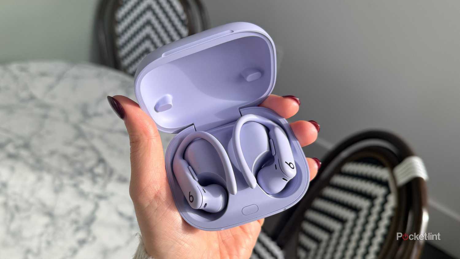 Powerbeats Pro 2 in a coffee shop. 