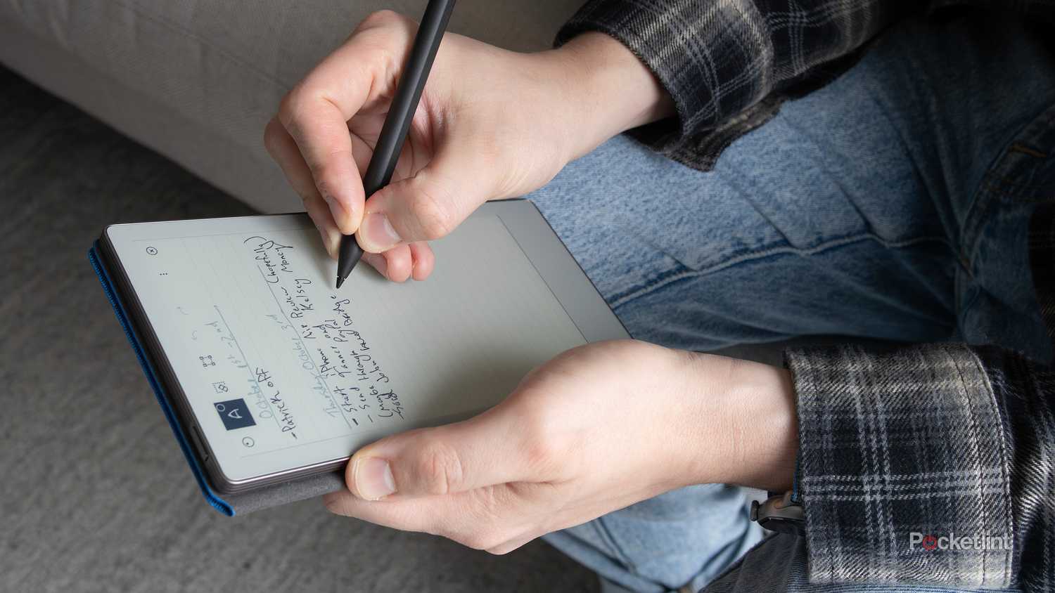 Writing on the reMarkable Paper Pro Move with it in my hands