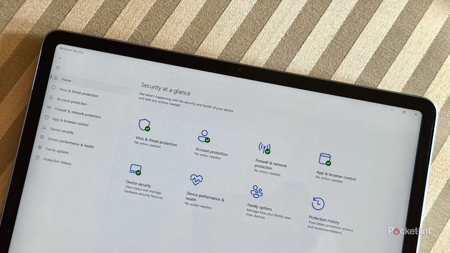 برنامه امنیتی ویندوز 11 که روی تبلت سرفیس پرو اجرا می شود.