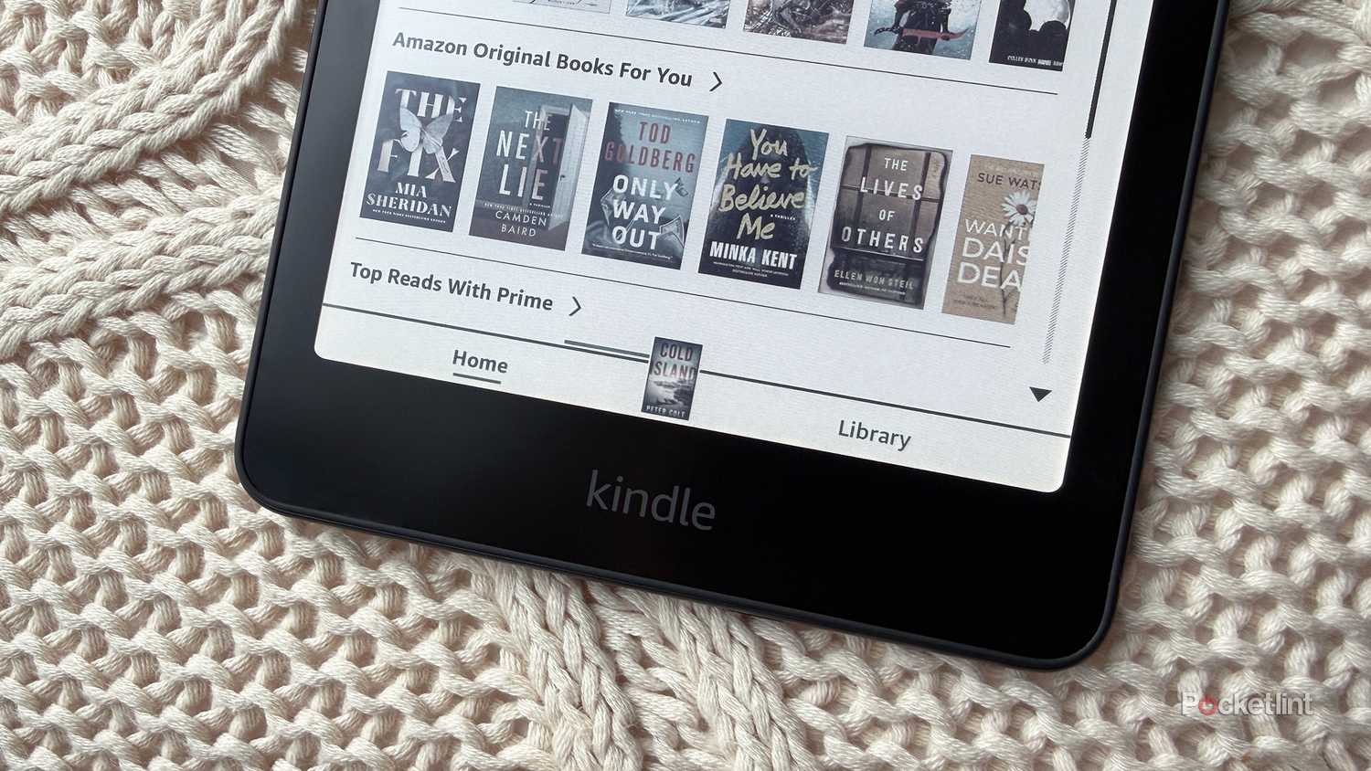 Kindle Colorsoft on pillow.