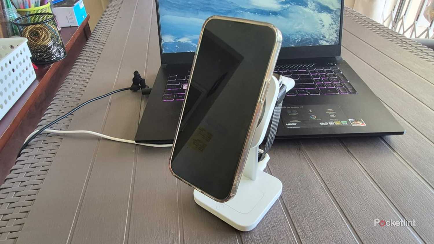 ESR 3-in-1 Magnetic Charging Station front view phone off