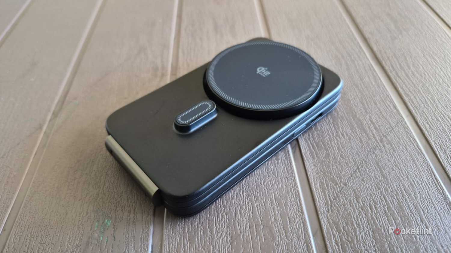 ESR CryoBoost Foldable 3-in-1 Magnetic Charging Station flat 